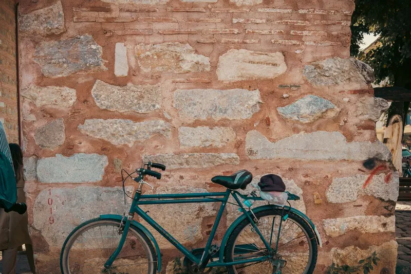 En cykel lutad mot en vägg i kvällsljus