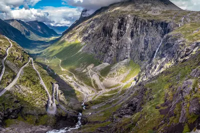 Karga bergstoppar med vassa kammar