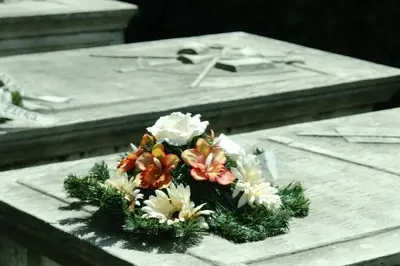 En blomsterkrans på en gravsten