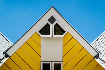Ett bostadshus med tända fönster i kvällsmörkret