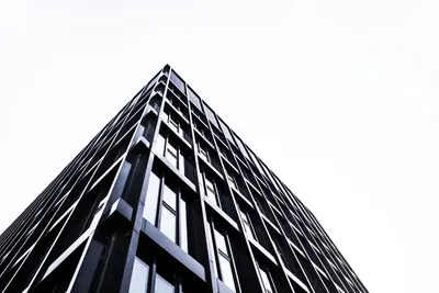 Fasaden på ett högt bostadshus med många fönster