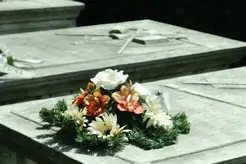 En blomsterkrans på en gravsten