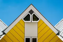 Ett bostadshus med tända fönster i kvällsmörkret
