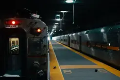 Tåg som står stilla vid en perrong på en station
