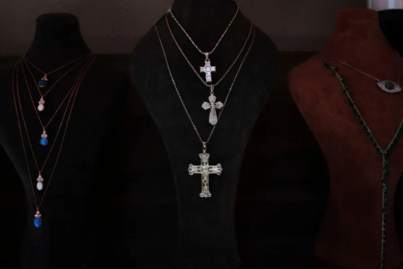Halsband som hänger i dunkelt ljus