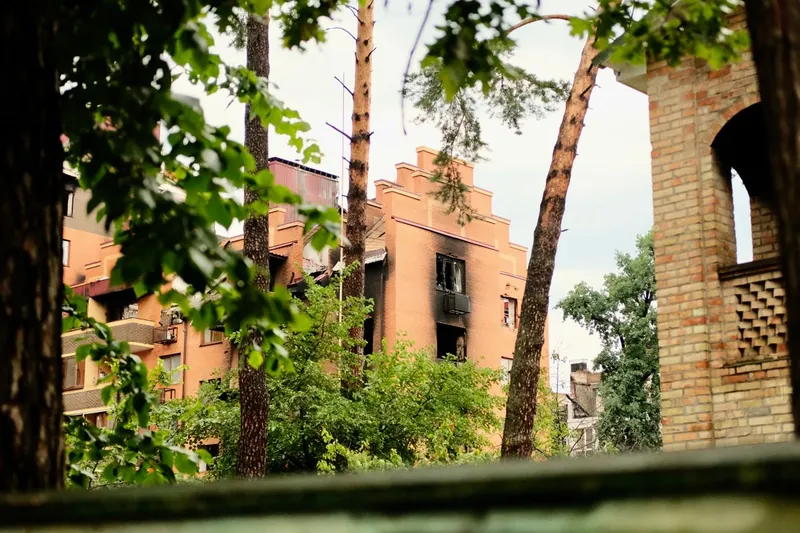 Ett bostadshus med rök stigande från taket